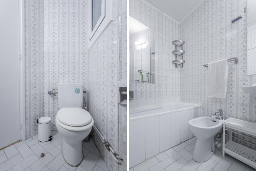 Appealing double bedroom in a student flat, in El Born