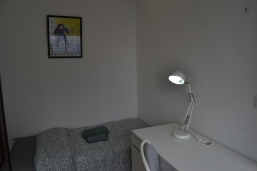 Room 1 - Very comfy single bedroom with a private bathroom, in Moscavide