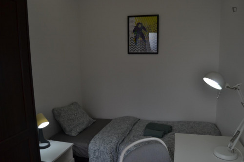 Room 1 - Very comfy single bedroom with a private bathroom, in Moscavide