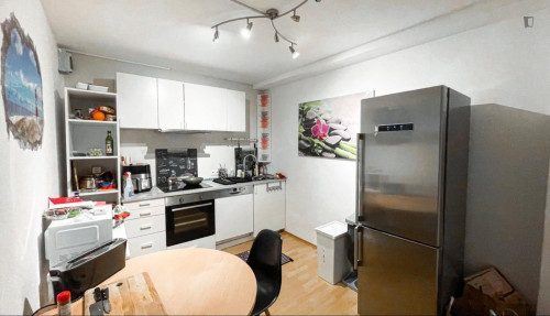 Single bedroom in 5-bedroom apartment