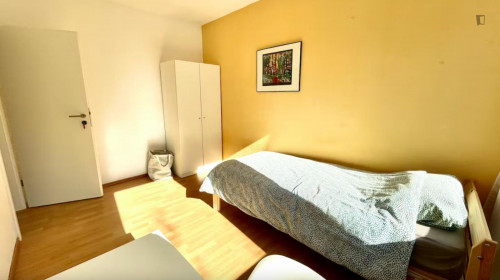 Single bedroom in 5-bedroom apartment
