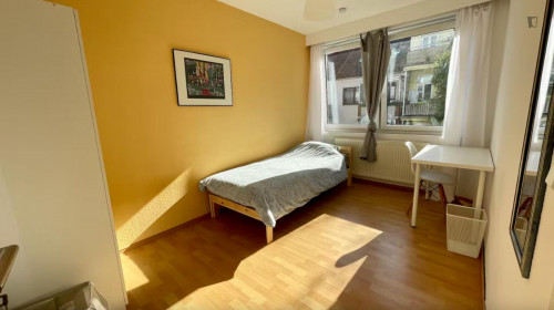Single bedroom in 5-bedroom apartment
