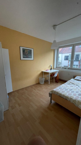 Single bedroom in 5-bedroom apartment