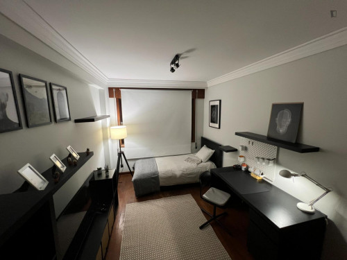 Nice single bedroom, with a private bathroom, in a 2-bedroom flat
