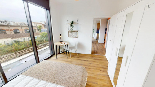 Cool double bedroom next to Bois Colombes train station