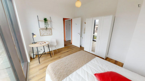 Cool double bedroom next to Bois Colombes train station