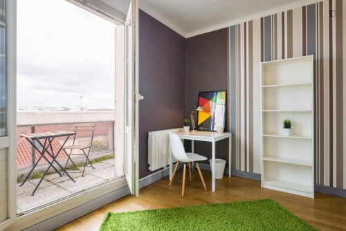 Cute double bedroom with balcony in a 3-bedroom apartment in Monplaisir