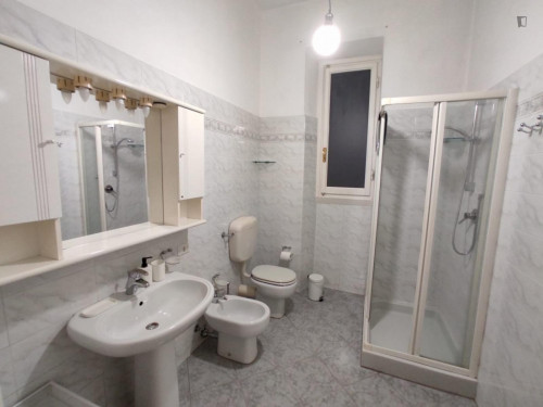 Bed in a twin bedroom, near Firenze Campo Marte train station - Gallery - 11