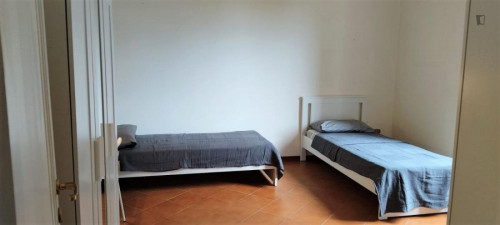 Bed in a twin bedroom, near Firenze Campo Marte train station - Gallery - 6