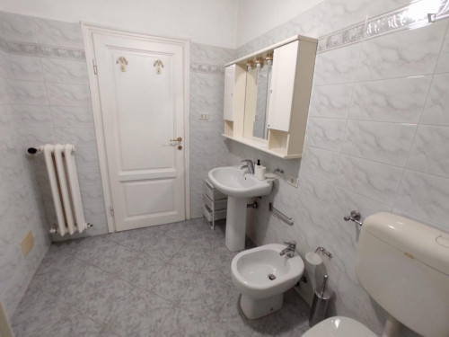 Bed in a twin bedroom, near Firenze Campo Marte train station - Gallery - 12