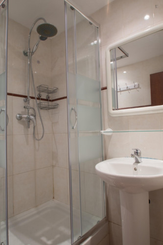 Private Bedroom with King Size Bed Plaza Espanya - Gallery - 9