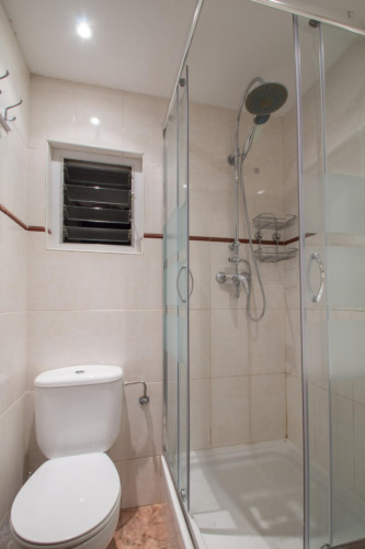 Private Bedroom with King Size Bed Plaza Espanya - Gallery - 11