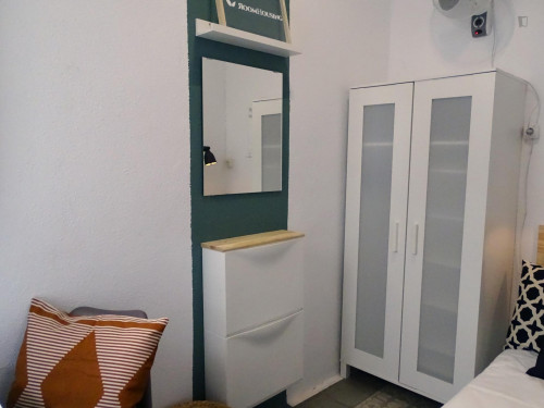 RH18-R1 Single bedroom in 9-bedroom apartment