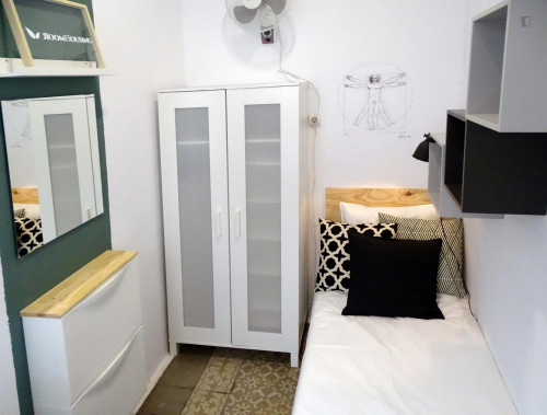 RH18-R1 Single bedroom in 9-bedroom apartment