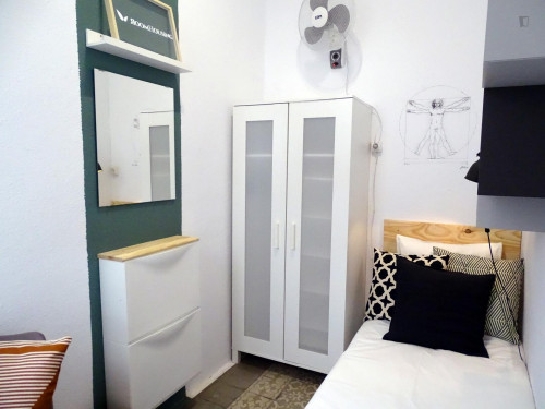 RH18-R1 Single bedroom in 9-bedroom apartment