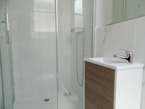RH18-R1 Single bedroom in 9-bedroom apartment
