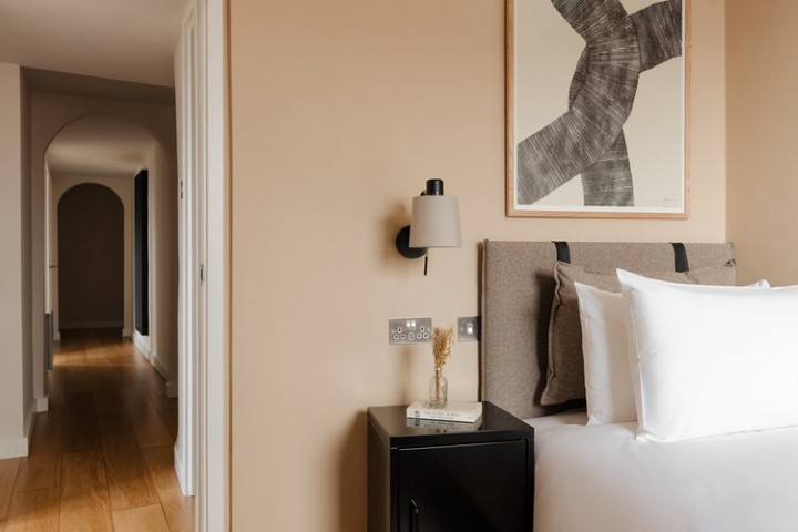1.5 Bed Apartment - Scala Street - Gallery - 2