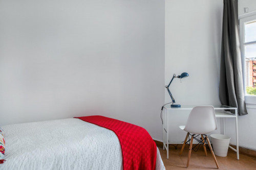 Luminous double bedroom near the Encants metro