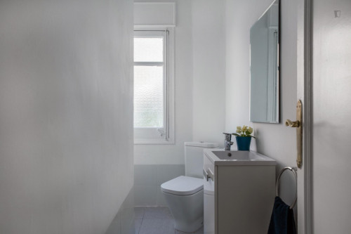 Luminous double bedroom near the Encants metro