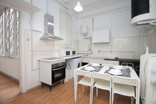 Double bedroom in 9-bedroom apartment