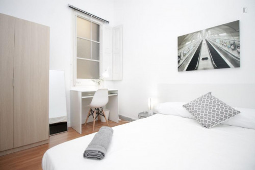 Double bedroom in 9-bedroom apartment