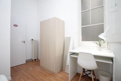 Double bedroom in 9-bedroom apartment