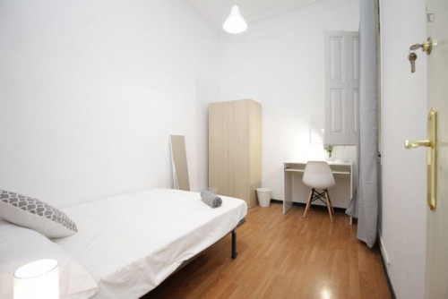 Single bedroom in 9-bedroom apartment