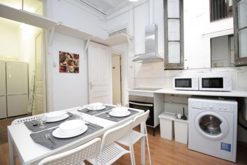 Single bedroom in 9-bedroom apartment