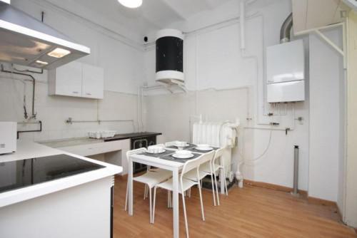 Single bedroom in 9-bedroom apartment