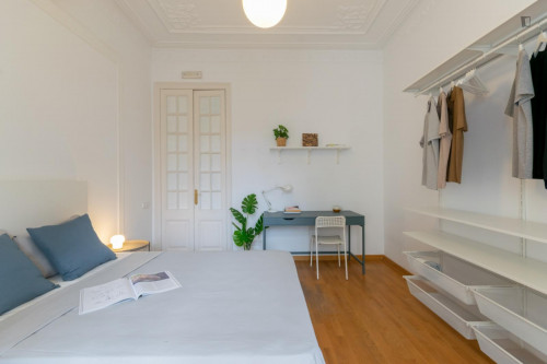 Fantastic double bedroom with balcony close to Casa Milà