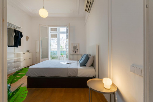 Fantastic double bedroom with balcony close to Casa Milà