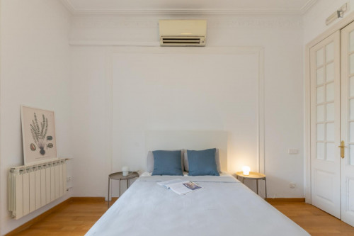 Fantastic double bedroom with balcony close to Casa Milà