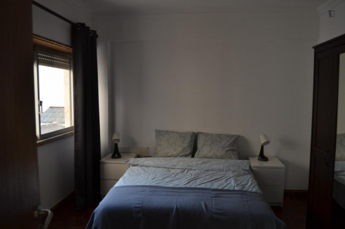 Room 5 - Cool double bedroom near Escola Superior de Comunicação Social