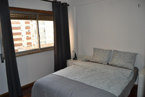 Room 5 - Cool double bedroom near Escola Superior de Comunicação Social