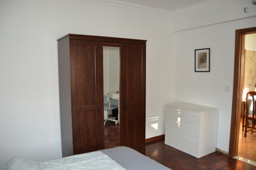 Room 5 - Cool double bedroom near Escola Superior de Comunicação Social