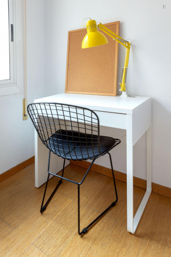 Single bedroom in 3-bedroom apartment