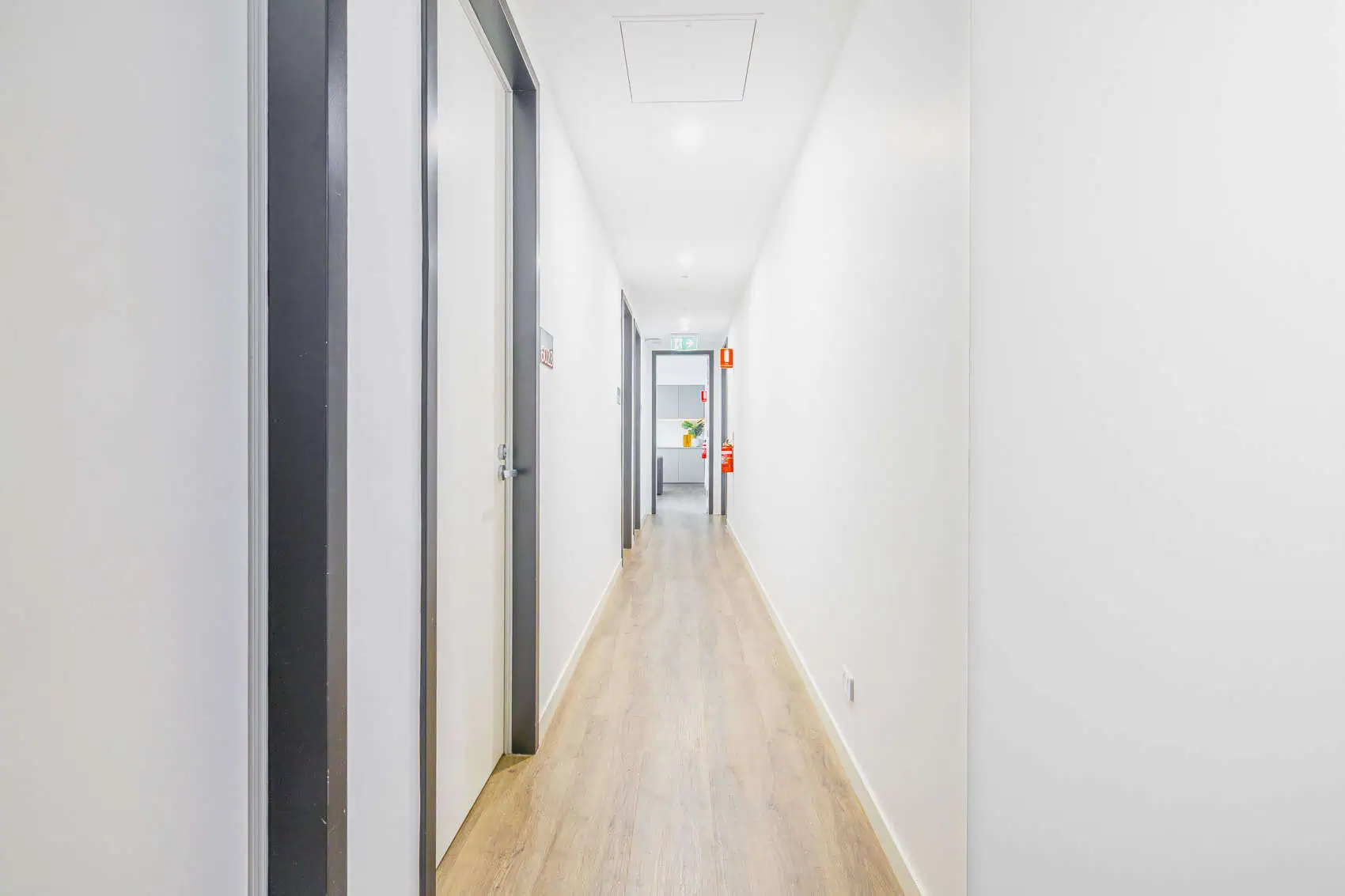  5 Bedroom Apartment Deluxe  -  Dwell Village Melbourne City  - Gallery -  6