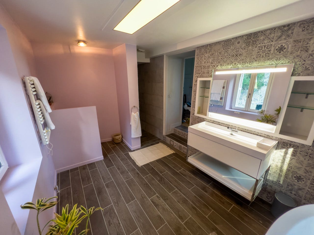 Honoré - Vibrant Co-living Castle with Sunny Outdoor Spaces, Workspaces, and Terrace for Social Gatherings Villa - Gallery - 17