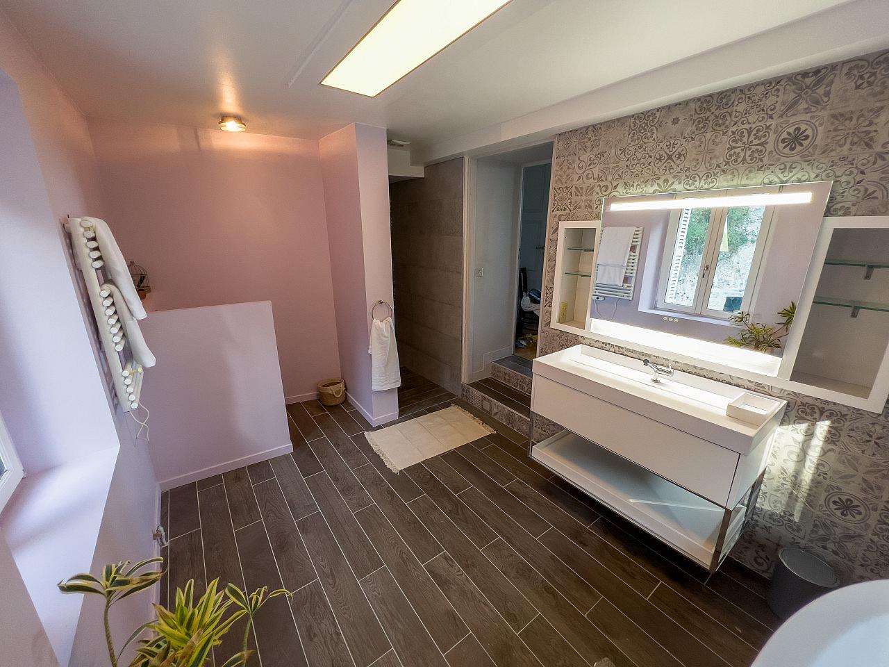 Honoré - Vibrant Co-living Castle with Sunny Outdoor Spaces, Workspaces, and Terrace for Social Gatherings Villa - Gallery - 35