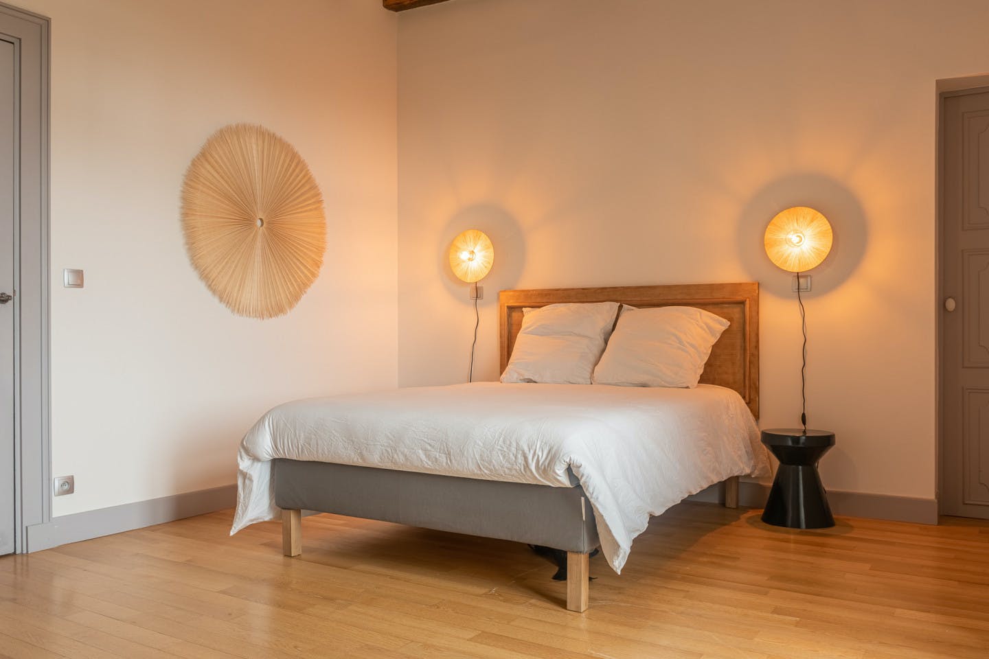Louise - Vibrant Co-living Castle with Sunny Outdoor Spaces, Workspaces, and Terrace for Social Gatherings Villa - Gallery - 1
