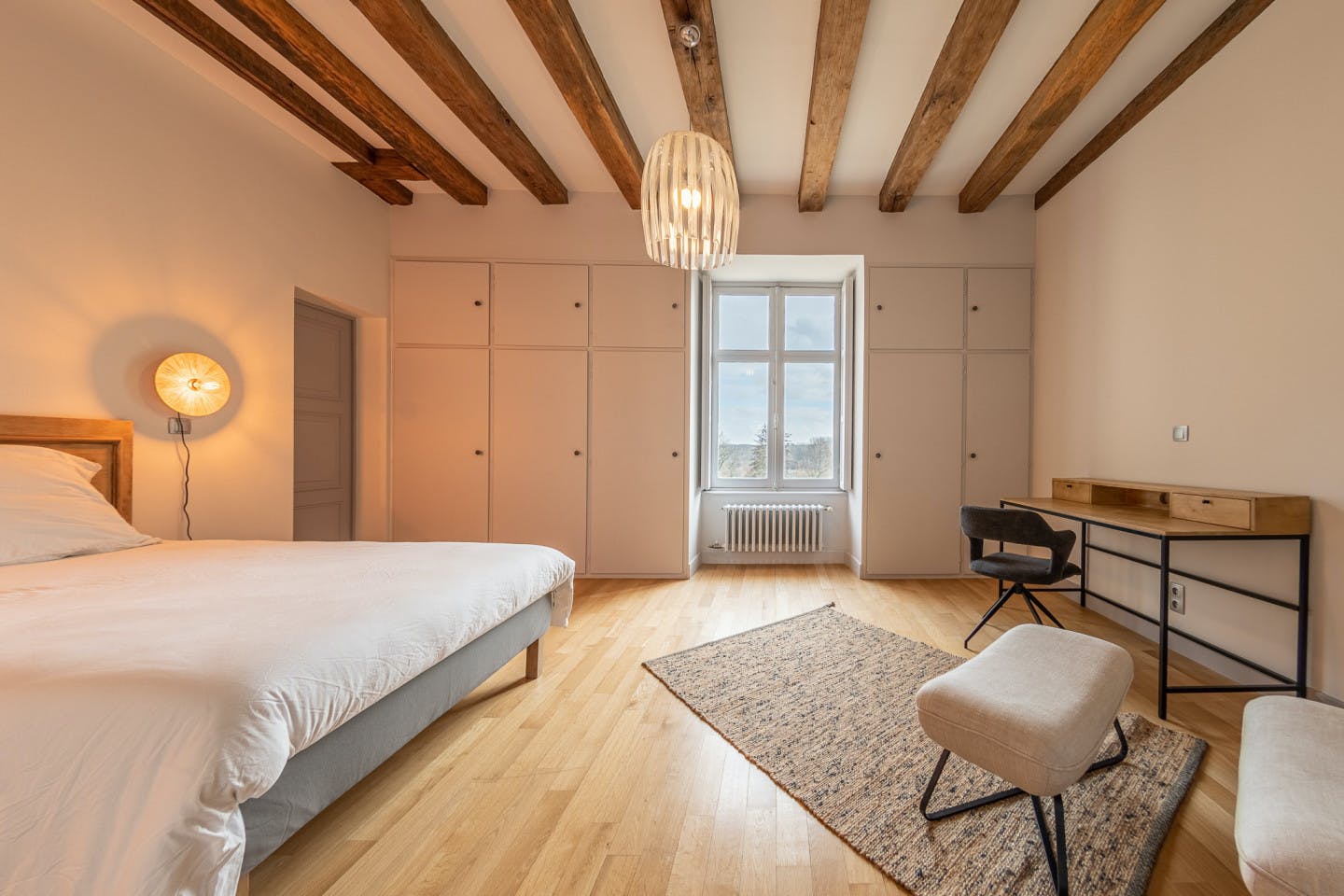 Louise - Vibrant Co-living Castle with Sunny Outdoor Spaces, Workspaces, and Terrace for Social Gatherings Villa - Gallery - 3