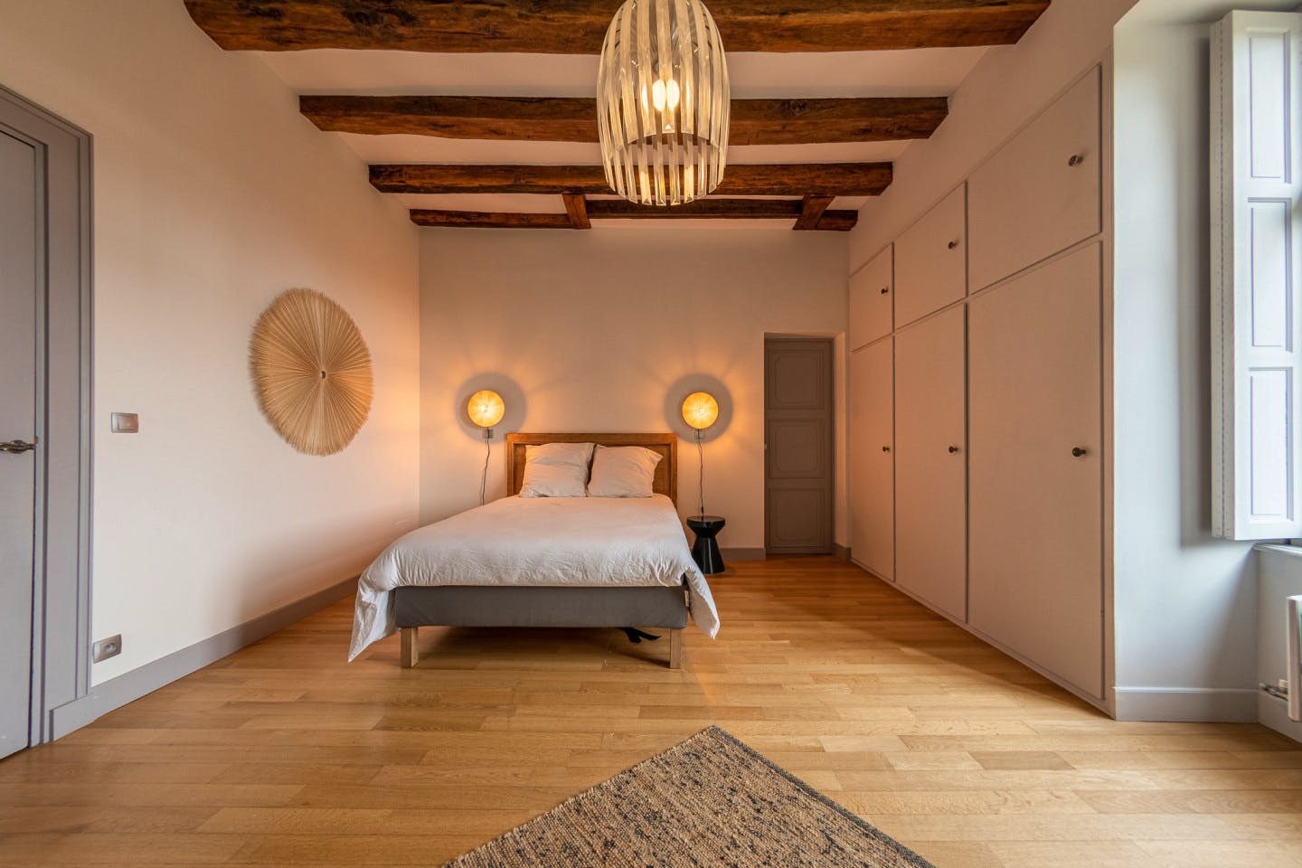 Louise - Vibrant Co-living Castle with Sunny Outdoor Spaces, Workspaces, and Terrace for Social Gatherings Villa - Gallery - 12