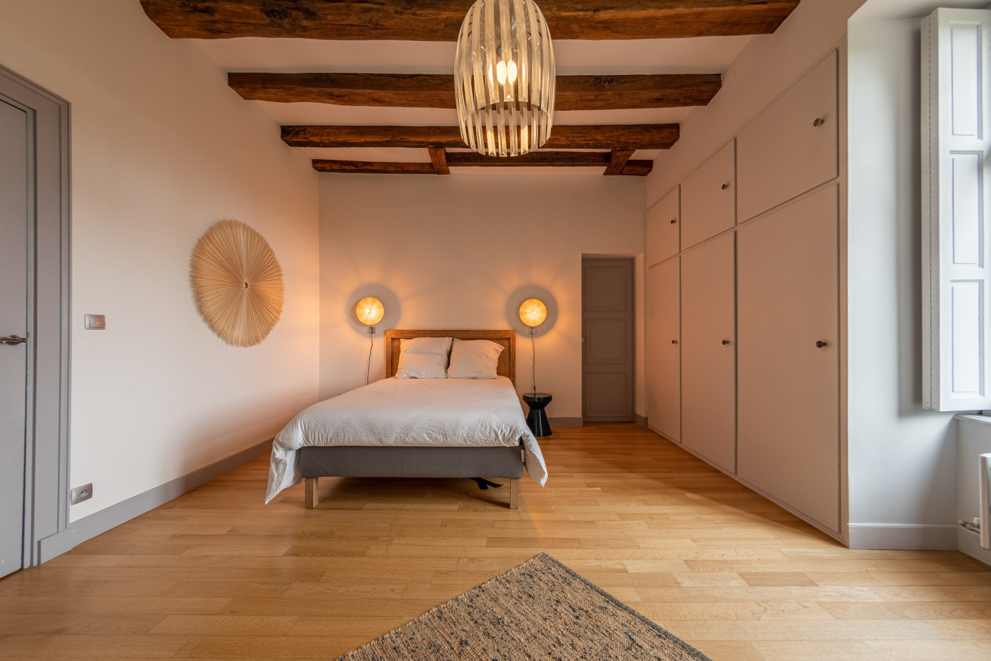 Louise - Vibrant Co-living Castle with Sunny Outdoor Spaces, Workspaces, and Terrace for Social Gatherings Villa - Gallery - 19