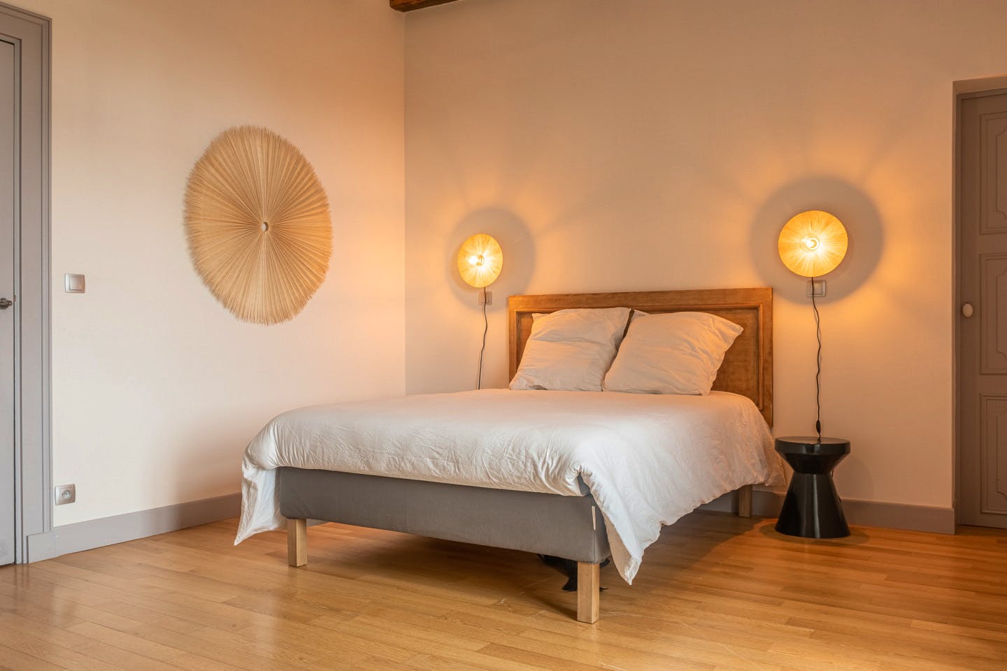 Louise - Vibrant Co-living Castle with Sunny Outdoor Spaces, Workspaces, and Terrace for Social Gatherings Villa - Gallery - 8