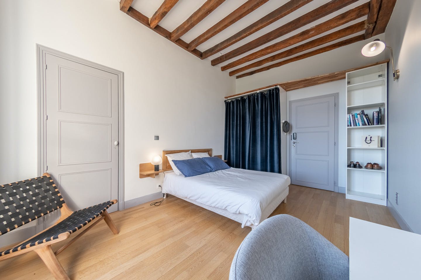 Léonard - Vibrant Co-living Castle with Sunny Outdoor Spaces, Workspaces, and Terrace for Social Gatherings Villa - Gallery - 2