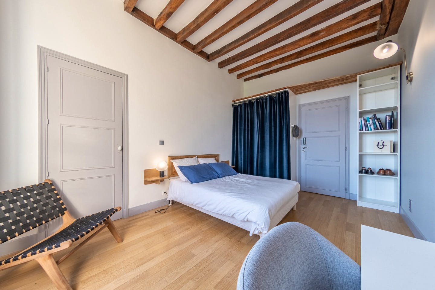 Léonard - Vibrant Co-living Castle with Sunny Outdoor Spaces, Workspaces, and Terrace for Social Gatherings Villa - Gallery - 8