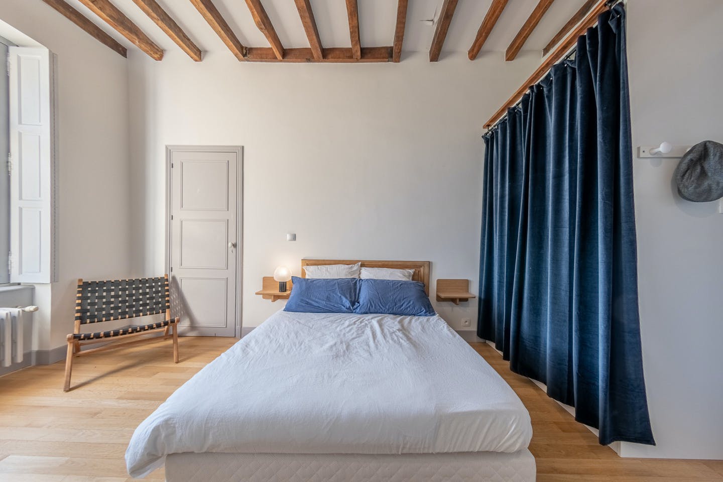 Léonard - Vibrant Co-living Castle with Sunny Outdoor Spaces, Workspaces, and Terrace for Social Gatherings Villa - Gallery - 4