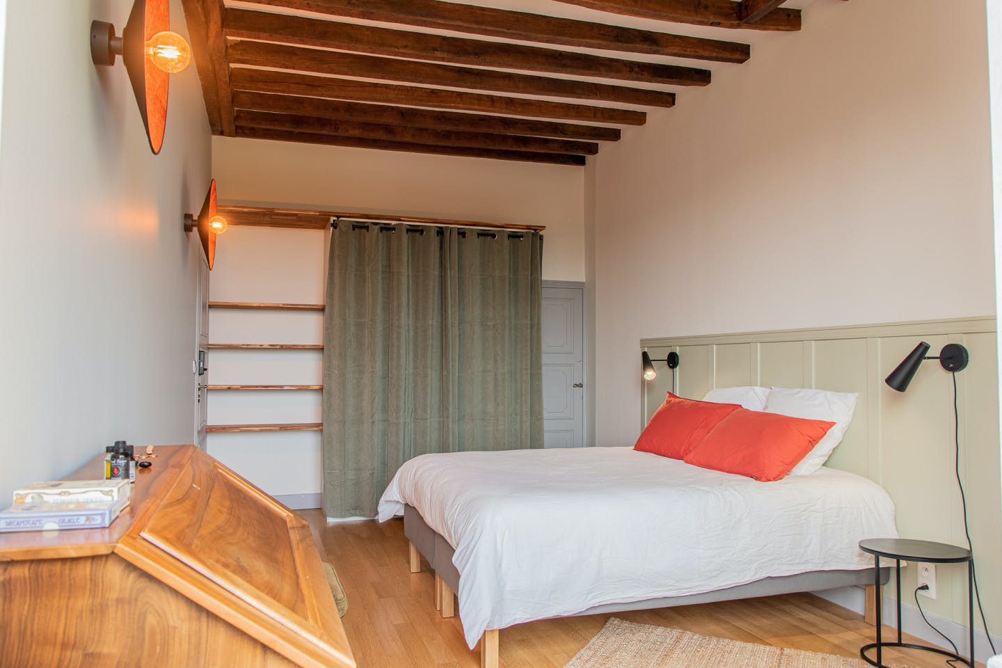 Aliénor - Vibrant Co-living Castle with Sunny Outdoor Spaces, Workspaces, and Terrace for Social Gatherings Villa - Gallery - 1