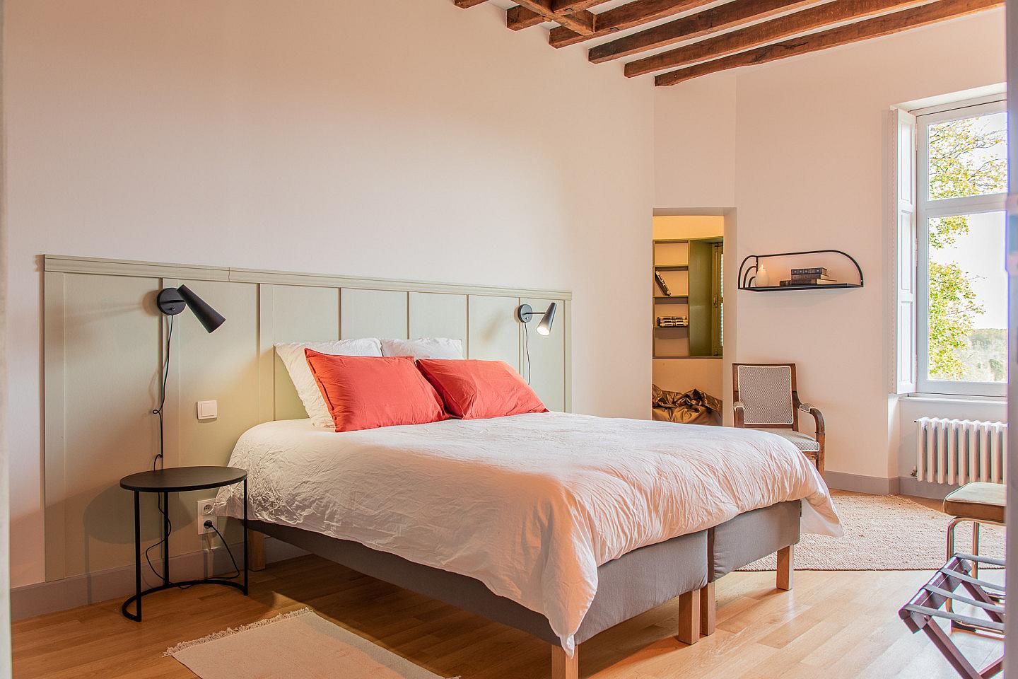 Aliénor - Vibrant Co-living Castle with Sunny Outdoor Spaces, Workspaces, and Terrace for Social Gatherings Villa - Gallery - 13