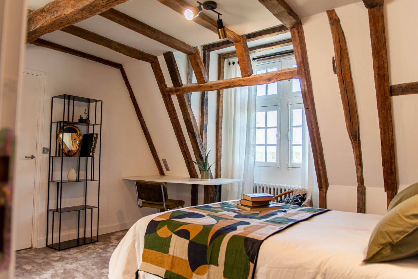 Tyto Alba - Vibrant Co-living Castle with Sunny Outdoor Spaces, Workspaces, and Terrace for Social Gatherings Villa - Gallery - 5